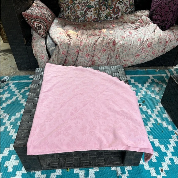 60” Vintage Round Pink Damask Tablecloth w/a Subtle Rose Pattern. - Picture 7 of 9